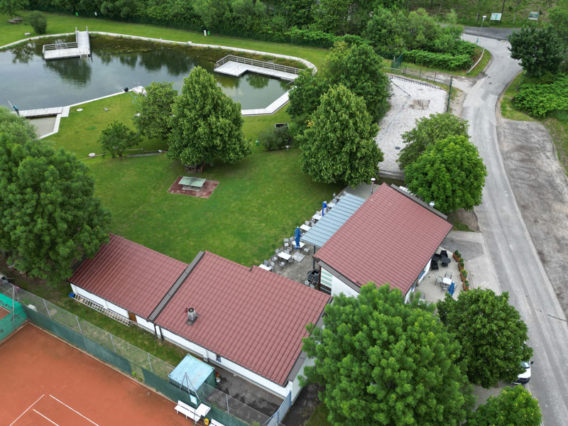 Teichkantine Rohrbach Dachsanierung nach Wassereintritt, Dacherneuerung Structa Dachplatte, wegen geringer Dachneigung notwendig - braune Hängerinne, Umdeckung eines alten Daches, Dach rot rotbraun Vorbereitung für Photovoltaik-Anlage, neues Dach