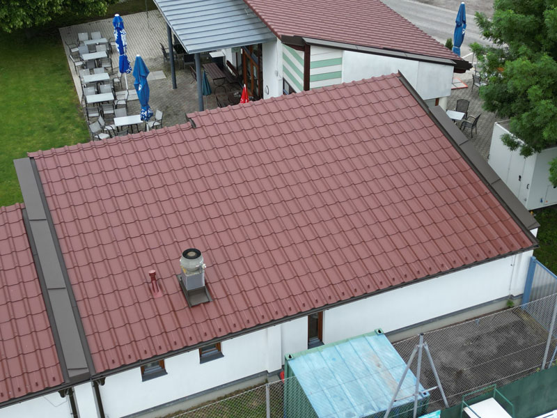 Teichkantine Rohrbach Dachsanierung nach Wassereintritt, Dacherneuerung Structa Dachplatte, wegen geringer Dachneigung notwendig - braune Hängerinne, Umdeckung eines alten Daches, Dach rot rotbraun Vorbereitung für Photovoltaik-Anlage, neues Dach